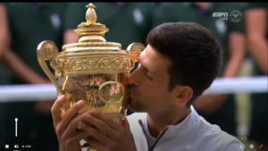 novak kiss the trophy